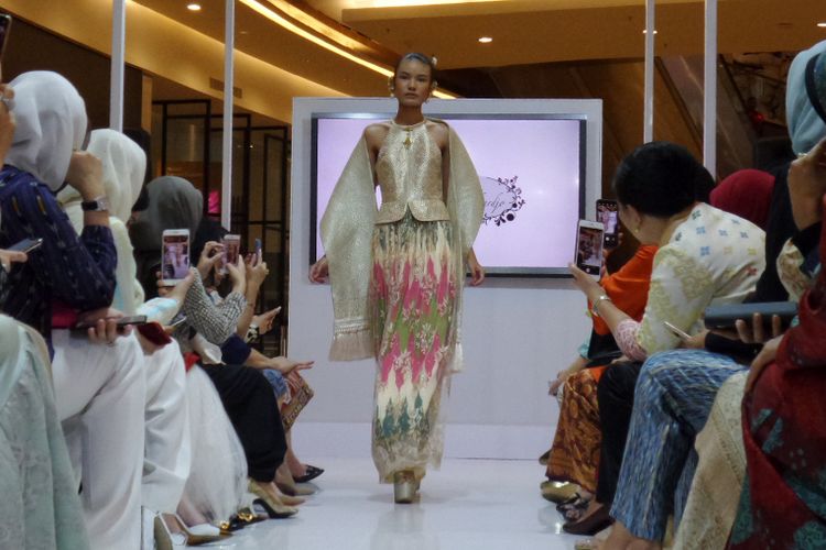 Desainer Didi Budiardjo membawakan koleksi busana tenun Kab. Buleleng, Bali pada pameran dan bazar tenun oleh CTI di Pacific Place, Jakarta, Kamis (15/11/2018).