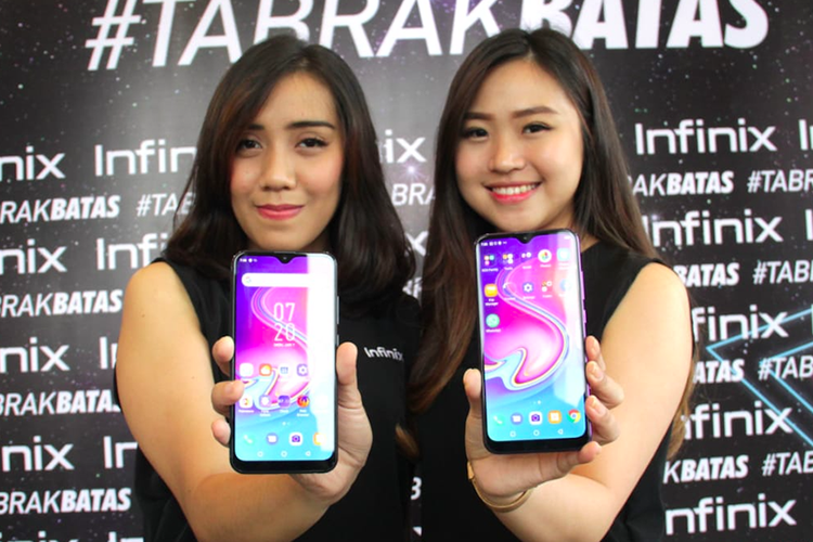 Model menunjukkan ponsel Infinix S4