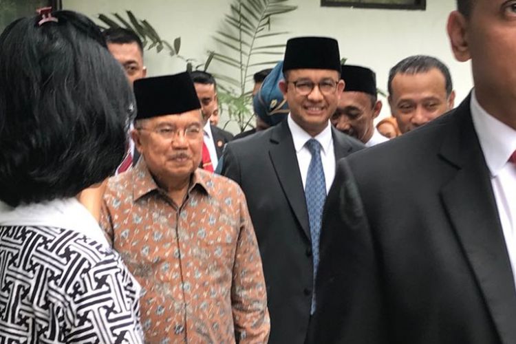 Wakil Presiden Jusuf Kalla dan Gubernur DKI Jakarta Anies Baswedan saat melayat ke rumah duka almarhum Daoed Joesoef, Jalan Bangka VII, Jakarta Selatan, Rabu (24/1/2018).