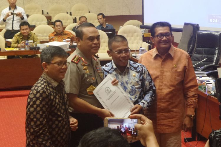 Pimpinan pansus hak angket KPK bersama Wakapolri Komjen Pol Syafruddin di Kompleks Parlemen, Senayan, Jakarta, Rabu (19/7/2017).