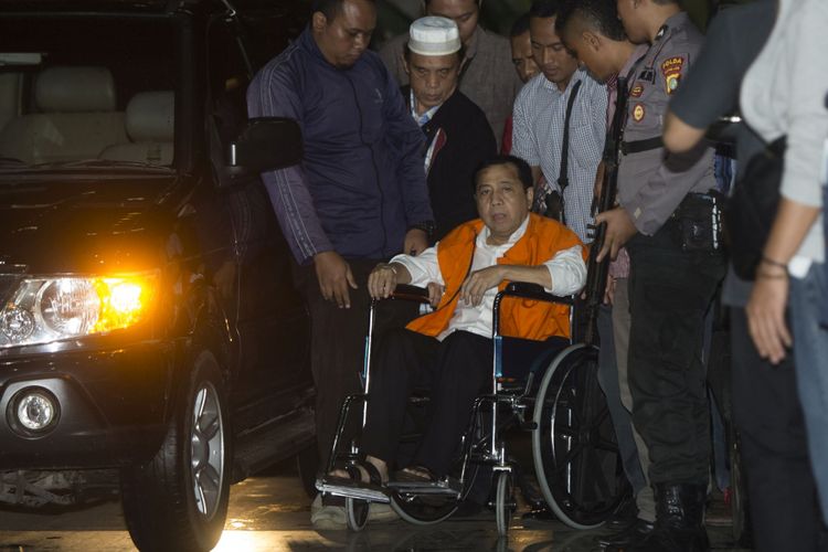 Tersangka kasus korupsi KTP Elektronik Setya Novanto tiba di gedung KPK, Jakarta, Minggu (19/11/2017). Ketua DPR tersebut dipindahkan dari RSCM Kencana ke rutan KPK.