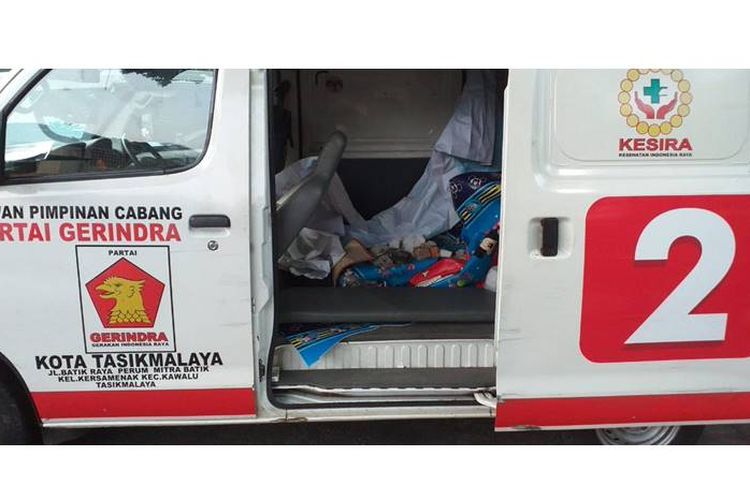 Sebuah ambulans berstiker partai yang membawa sejumlah batu ditemukan saat kerusuhan yang terjadi di Jakarta, Rabu (22/5/2019).