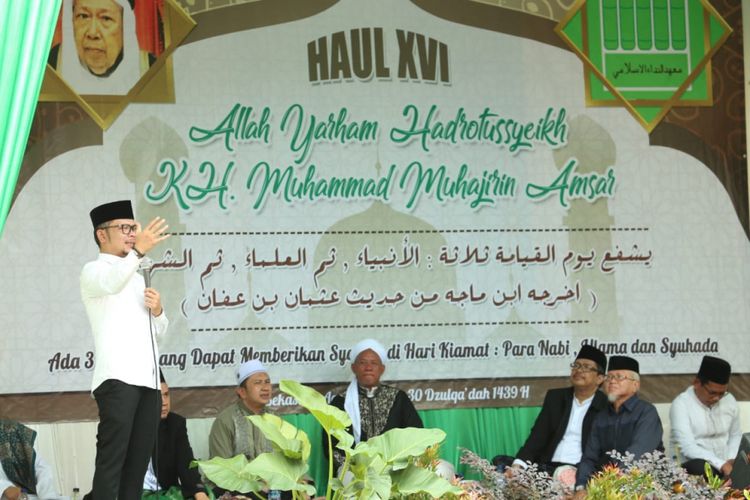 Menteri Ketenagakerjaan M. Hanif Dhakiri saat peringatan Haul ke-16 KH Muhammad Muhadjirin Amsar Addary Allah Yarham di Pondok Pesantren Annida Al Islamy yang terletak di Jalan KH Mas Mansur, Bekasi, Jawa Barat, Minggu (12/8/2018)