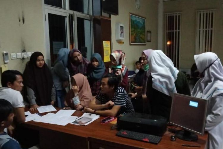 Para korban arisan online membuat laporan di Polresta Palembang, lantaran bandar arisan telah kabur. Setidaknya para korban mengalami kerugian hingg ratusan juta rupiah akibat kejadian tersebut, Kamis (28/3/2019).