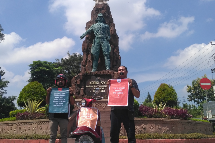 Dua jurnalis di Kediri, Jawa Timur, saat memperingati Mayday, Rabu (1/5/2019).