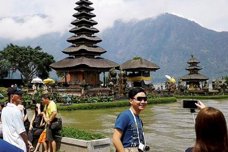 Obyek wisata Pura Ulun Danu, Danau Beratan, Bedugul, Kabupaten Tabanan, Bali, masih menjadi salah satu favorit kunjungan wisatawan domestik dan asing, seperti terlihat pada Kamis (22/12/2016). Pada musim liburan, jumlah kunjungan bisa mencapai 2.000 orang per hari.