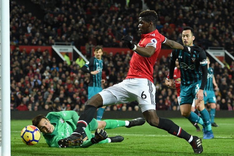 Aksi gelandang Manchester United, Paul Pogba, saat mencetak gol ke gawang Southampton yang dianulir oleh wasit karena telah berdiri di posisi off side dalam pertandingan Liga Inggris 2017-2018 di Stadion Old Trafford, Manchester, Inggris, pada Sabtu (30/12/2017).