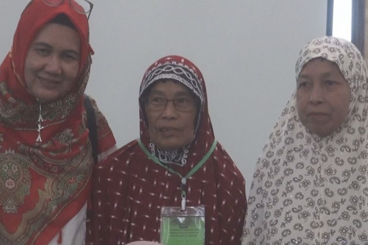 Nenek Damiati (tengah) bersama calon jemaah haji lain asal Kota Prabumulih saat mengikuti penjelasan mengenai aturan pelaksanaan ibadah haji, Selasa (17/7/2018)(KOMPAS.com/AMRIZA NURSATRIA )