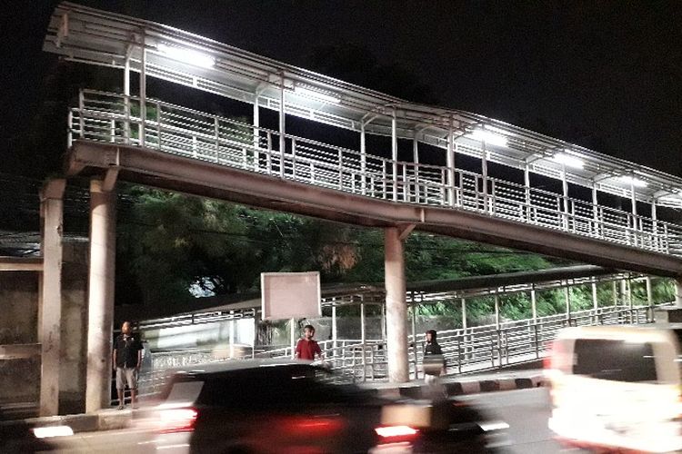 JPO Jembatan Gantung di Jalan Daan Mogot, Jakarta Barat arah Grogol dibogkar pada Minggu (28/10/2018). Meski begitu, lampu penerang jembatan masih menyala hingga Rabu (31/10/2018). 