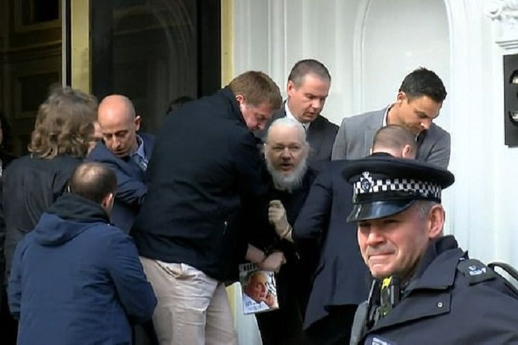 Pendiri WikiLeaks Julian Assange (berjenggot) ketika digelandang keluar dari Kedutaan Besar Ekuador di London, Inggris, pada Kamis (11/4/2019).