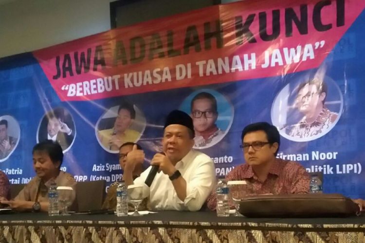 Wakil Ketua Dewan Perwakilan Rakyat (DPR) Fahri Hamzah (tengah kemeja putih) dalam diskusi dengan tema Jawa adalah Kunci, Berebut Kuasa di Tanah Jawa, di Jakarta, Kamis (11/1/2018).