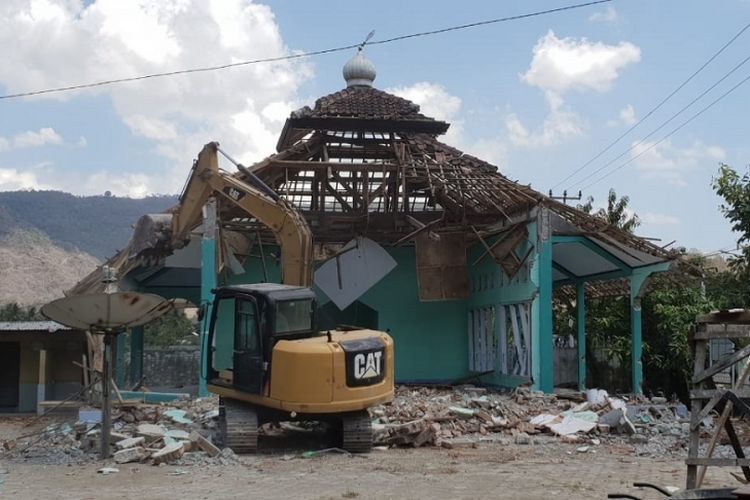Proses rehabilitasi dan rekonstruksi rumah penduduk di Pulau Sumbawa, Provinsi NTB, yang terkena dampak gempa.