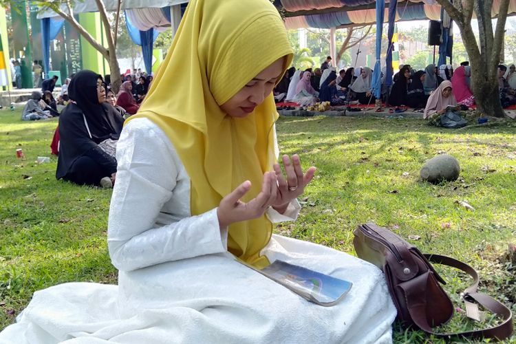 Warga melakukan doa dan zikir bersama di Makam Massal Ulhee Lheu Banda Aceh memperingati haul 14 tahun pasca bencana gempa dan tsunami Aceh. Warga Aceh juga memberikan dukungannya untuk Banten dan lampung yang mengalami bencana yang sama.******