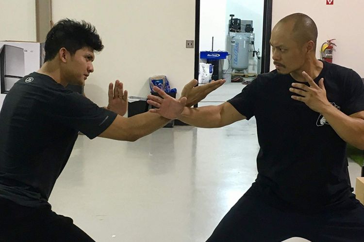 Aktor laga Iko Uwais (kiri) dan Sam Looc dalam sebuah adegan laga film Mile 22. 