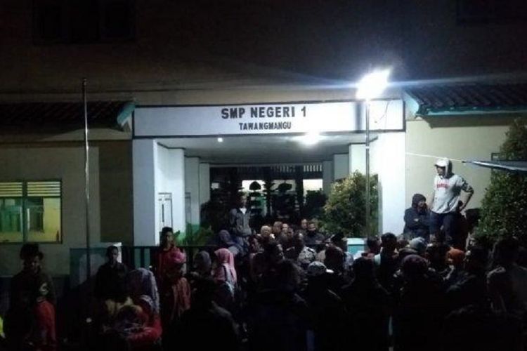 Suasana menjelang pembukaan PPDB 2019 di SMP N 1 Tawangmangu Karanganyar, Jawa Tengah, pada Rabu (12/6/2019) malam.