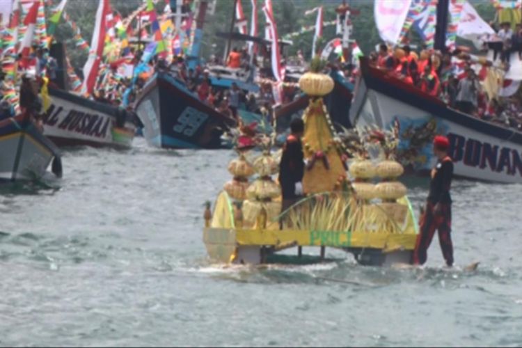 Prosesi larung tumpeng raksasa di tengah laut rigi Trenggalek,dan di ikuti oleh ratusan kapal nelayan yang dihias (13/08/2017)