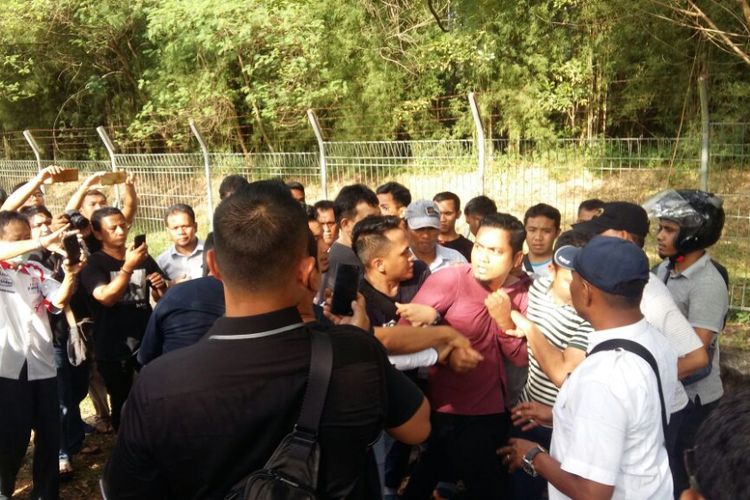 Pengacara Neno Warisman, Mursal Fadillah saat diamankan petugas kepolisian pasca keributan di gerbang Bandara SSK II Pekanbaru, Riau, Sabtu (25/8/2018).