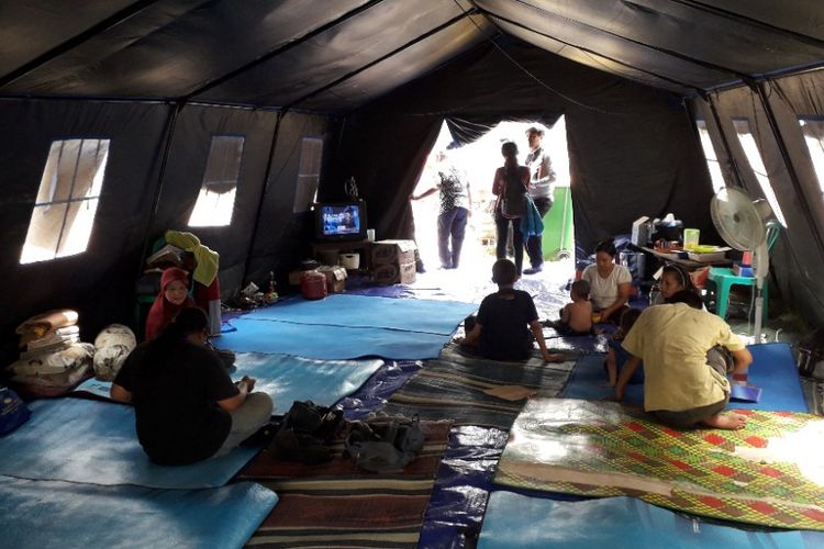 Kondisi tenda pengungsian yang ditempati warga terdampak tanah ambles di Pademangan, Jakarta Utara. Foto diambil Kamis (22/11/2018).