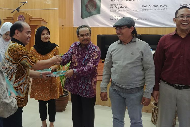 Rektor Uhamka Suyatno menerima buku Maarif Institute, Rabu (28/2/2018).
