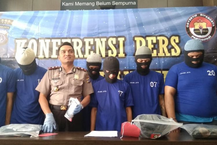 Wakapolres Bantul, Kompol Mariska Fendi Susanto (tengah) dan keenam tersangka pengeroyokan penonton sepakbola di Stadion Sultan Agung Bantul yang dinamakan polisi, Kamis (9/8/2018).