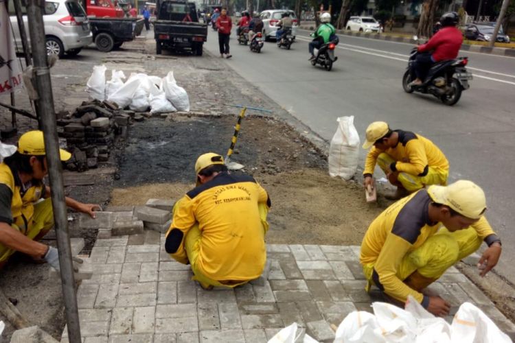 Petugas Satpel Bina Marga Kebayoran Lama memperbaiki trotoar di Jalan Iskandar Muda, Jakarta Selatan yang sebelumnya rusak