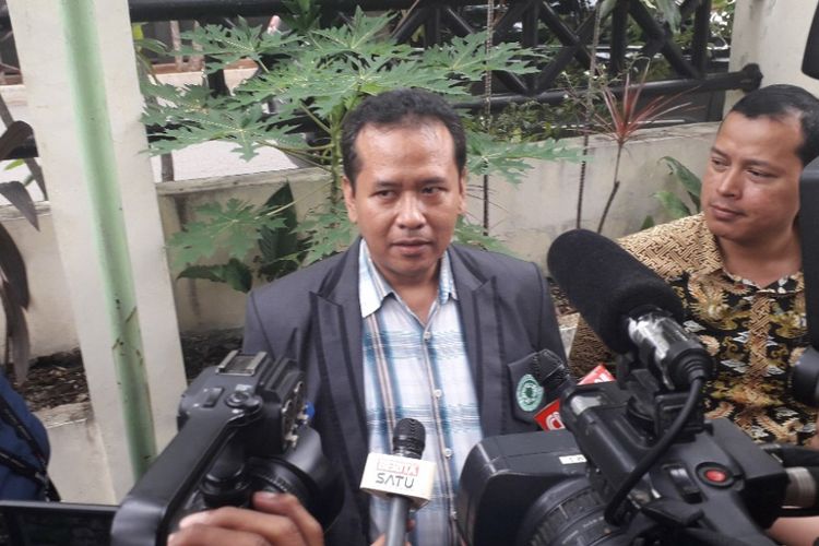 Kepala Bidang Komunikasi dan Informasi MUI DKI Jakarta Faiz Rafdi memberikan keterangan kepada wartawan di Kantor Bawaslu DKI Jakarta, Senin (11/3/2019).