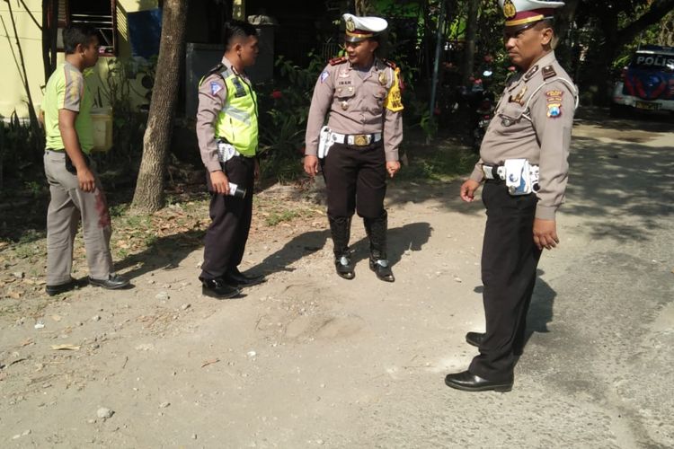 Aparat Satlantas Polres Madiun menggelar olah tempat kejadian kecelakaan dua sepeda motor yang bertabrakan di ruas jalan jurusan Madiun-Wonoasri, Desa Sendangrejo, Kecamatan Madiun, Kabupaten Madiun, Minggu (27/5/2018). 