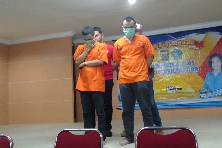 AK (kiri) dan HK (kanan), penyalur ganja untuk Roby Ertanto dan Jefri Nichol di Polres Metro Jakarta Selatan, Kamis (1/8/2019)