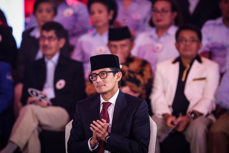 Calon wakil presiden nomor urut 2, Sandiaga Uno bersiap sebelum debat pilpres pertama di Hotel Bidakara, Jakarta Selatan, Kamis (17/1/2019). Tema debat pilpres pertama yaitu mengangkat isu Hukum, HAM, Korupsi, dan Terorisme.