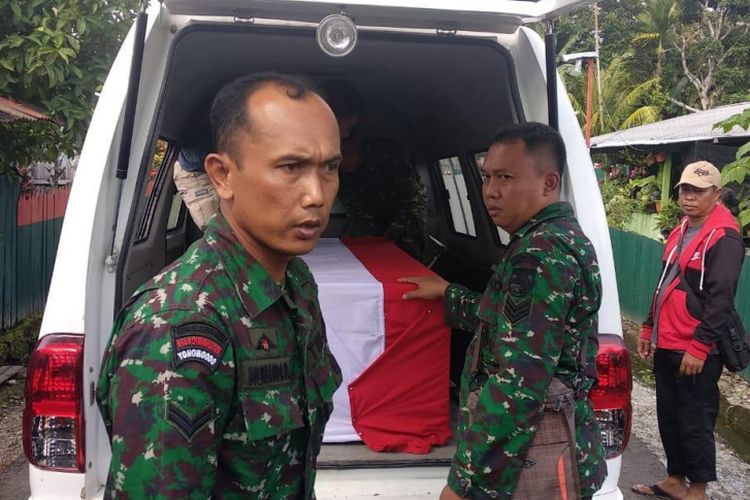 Tampak anggota TNI mengevakuasi jenazah Sertu Ganda Putra Silalahi