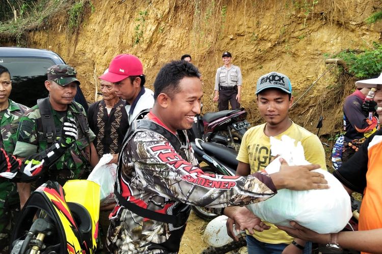 Wakil Bupati Ahmad Fauzi menggunakan motor trail Honda CRF 150 cc untuk berkeliling wilayah kerja.