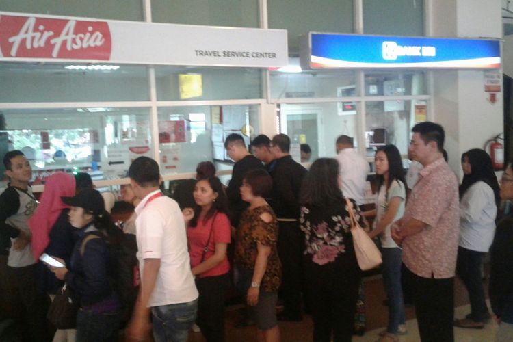 Sejumlah penumpang Air Asia menunggu informasi terkait ditutupnya penerbangan tujuan ke Bali di Bandara Internasional Adi Soemarmo Solo di Boyolali, Senin (27/11/2017).
