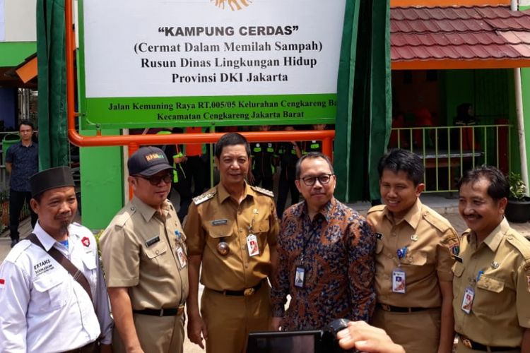 Wali Kota Jakarta Barat Rustam Effendi meresmikan Kampung Cerdas atau cermat dalam mengelola sampah di Kelurahan Cengkareng,Jakarta Barat dalam Perayaan Hari Sampah Nasional, Selasa (26/2/2019). 