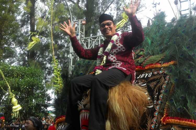 Bupati Kulon Progo Hasto Wardoyo menaiki kepala Barongan (Dadak merak) penari Reog Ponorogo asal Jawa Timur. Bupati Hasto sempat menari sesaat di atas barong itu.