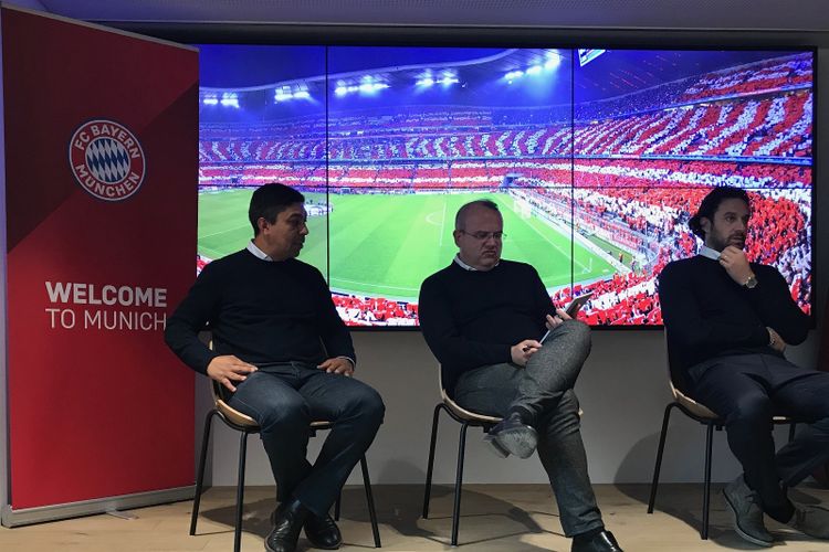 Giovane Elber (kiri) dan Luca Toni (kanan) hadir di kantor Bayern Muenchen dalam acara Bundesliga Media Visit, 22 Februari 2019. 