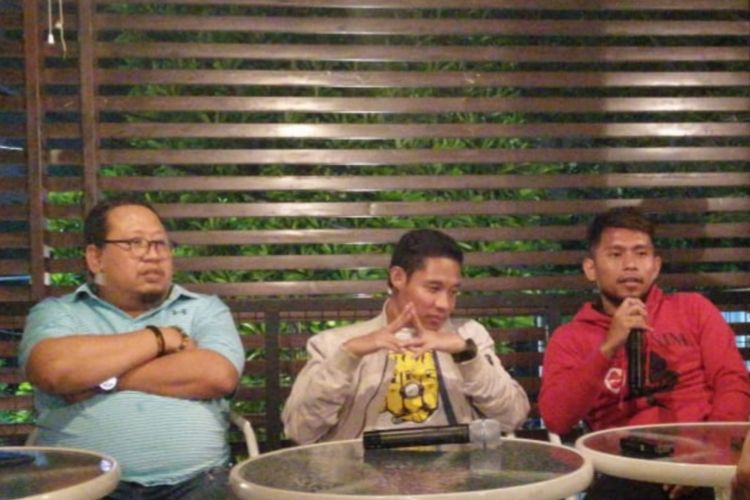 Andik Vermansah dan Evan Dimas Darmono bersama agennya, Mury Munial memberikan klarifikasi soal kegagalan mereka bergabung dengan Persebaya, Kamis (10/1/2019).