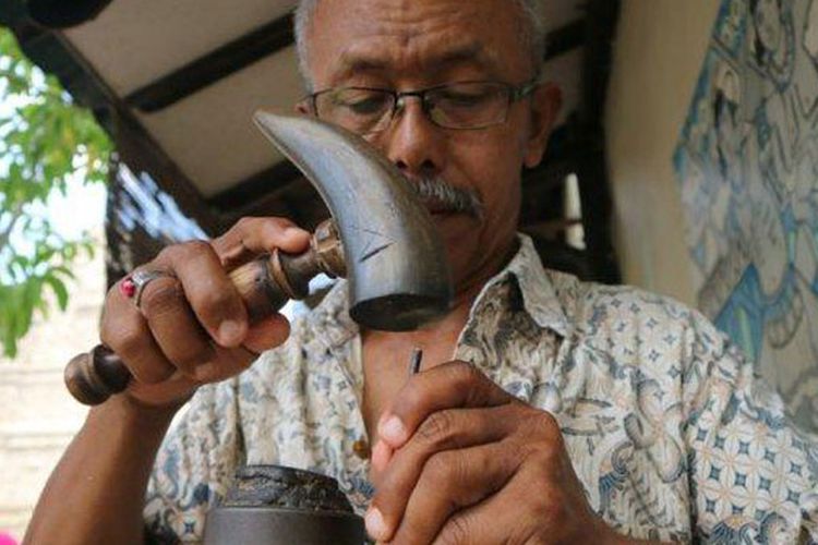 Beberapa tempat asyik yang bisa disinggahi wisatawan di sekitar Taman Sari Yogyakarta. Ada coffee shop yang menyajikan kopi luwak, seniman lukis kaos dan tatah sungging.  