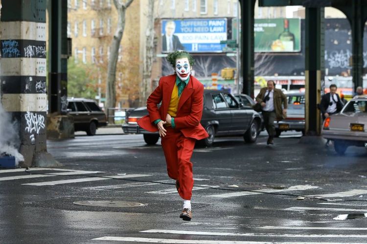 Sosok Joker (diperankan Joaquin Phoenix) dalam film Joker karya sutradara Todd Phillips.