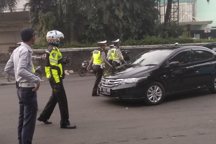 Ganjil genap cibubur hari pertama berjalan kondusif, Senin (16/4/2018)