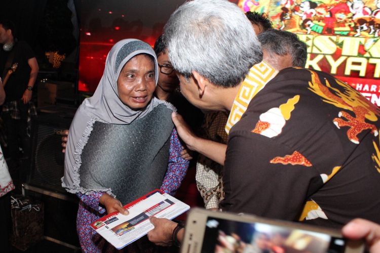 Gubernur Jawa Tengah Ganjar Pranowo membagikan Kartu Jateng Sejahtera (KJS) kepada keluarga miskin di Jawa Tengah. Pada 2017, Pemerintah Jawa Tengah menggelontorkan anggaran hingga Rp 38,29 miliar untuk 12.764 warga miskin penerima KJS.
