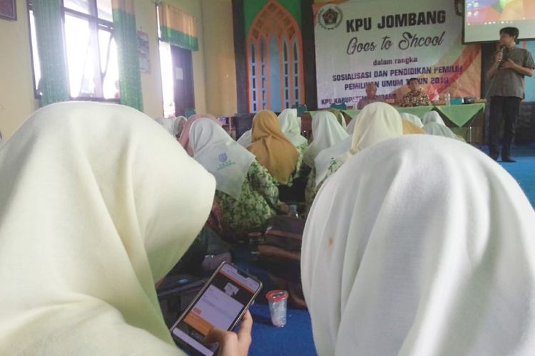 Anggota KPU Jombang, Athoillah, mengajak para pemilih dari generasi millenial memanfaatkan handphone masing-masing untuk mengecek DPT serta mempelajari rekam calon yang berpartisipasi pada Pemilu 2019.