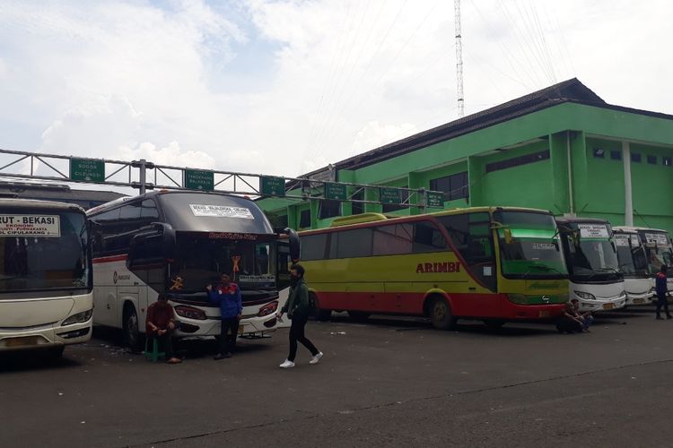 Suasana aktifitas di Terminal Bekasi, Bekasi Timur, Kota Bekasi, Selasa (23/4/2019).