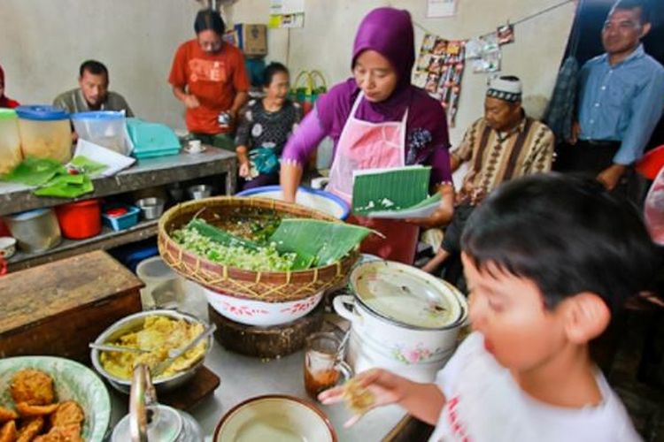 Warung pecel milik Pak Katiran