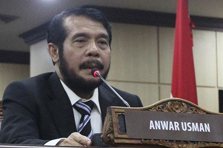 Wakil Ketua MK, Anwar Usman berbicara kepada wartawan di gedung MK, Jakarta, Senin (11/4/2016). Anwar Usman kembali terpilih menjadi Wakil Ketua MK untuk periode 2016-2018, hasil dari rapat permusyawarahan hakim (RPH).