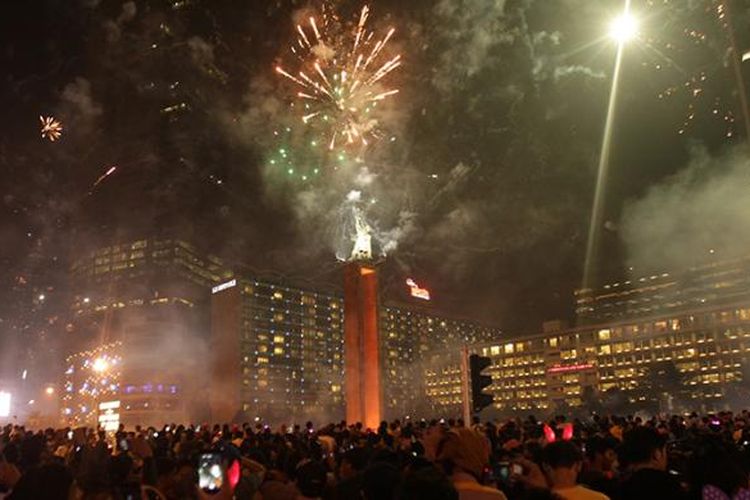 Pesta kembang api untuk merayakan malam pergantian tahun di kawasan Bundaran Hotel Indonesia, Jakarta, Jumat (1/1/2016).