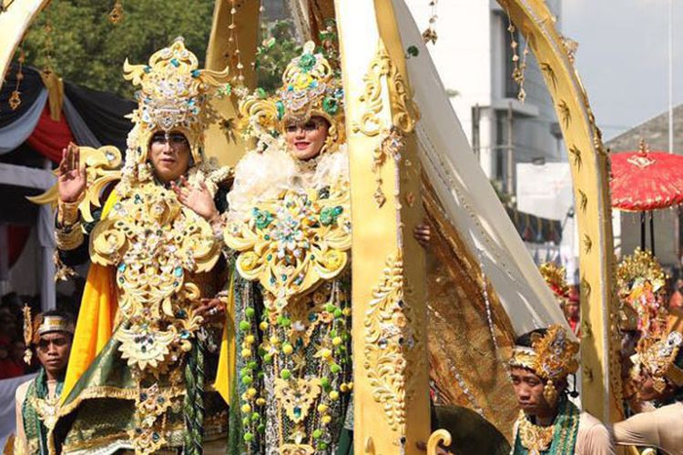 Jember Fashion Carnaval 2017 bertema Victory berlangsung di Alun-alun Kabupaten Jember, Jawa Timur, Minggu (13/8/2017). Hadir Presiden Joko Widodo dan Menteri Pariwisata Arief Yahya.
