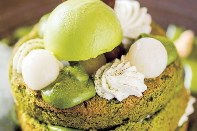 Pancake matcha bertingkat tiga yang dipadukan dengan isian custard rasa matcha, whip cream, dan pasta kacang merah.