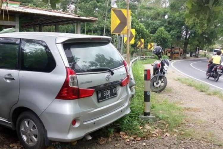 Mobil Toyota Avanza Veloz yang sebulan teronggok di tikungan Nguri, Desa/Kecamatan Rejotangan. 