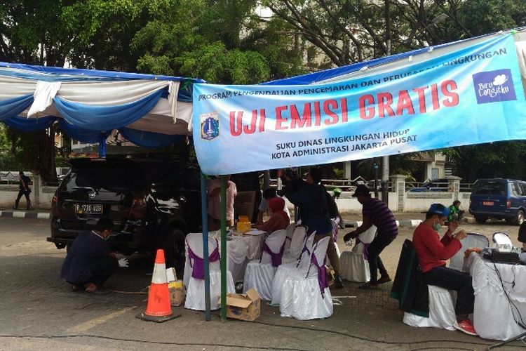 Suku Dinas Lingkungan Hidup Jakarta Pusat menggelar uji emisi gratis kendaraan bermotor di Kawasan Tugu Proklamasi, Menteng, Jakarta Pusat, Selasa (16/5/2017).