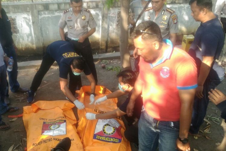 Polres Metro Jakarta Utara meringkus lima perampok anggota kelompok Bad Boy di Jalan Raya Cakung-Cilincing, Kamis (10/8/2017). Dua tersangka ditembak mati di lokasi dan tiga lainnya luka-luka.